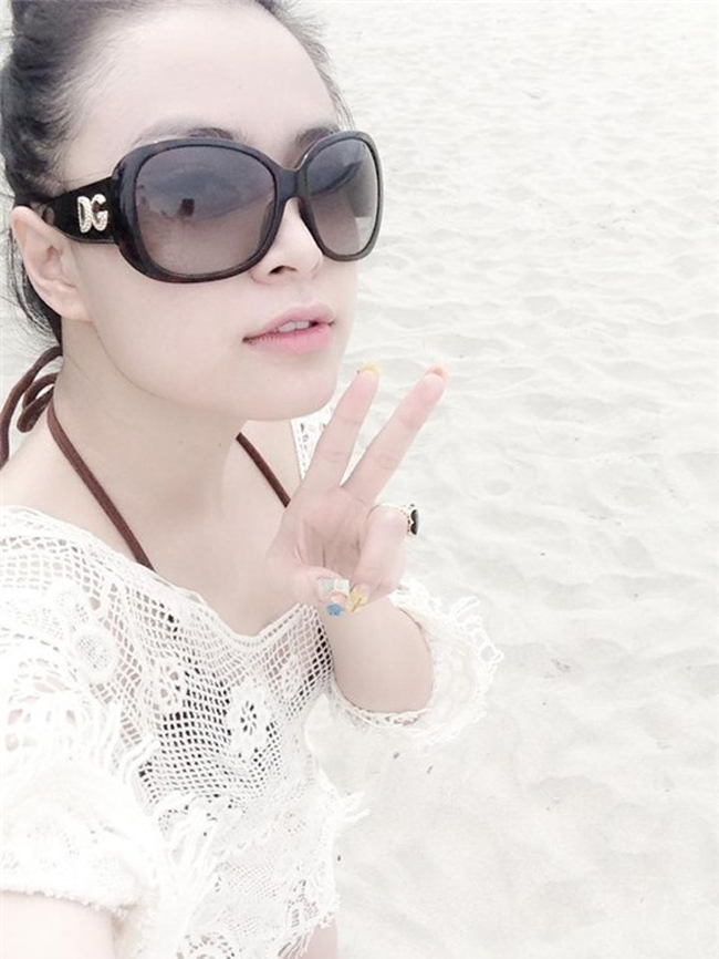 Nữ ca sỹ Hoàng Thùy Linh khéo léo khoe bộ bikini nhỏ xíu trong một chuyến đi nghỉ mát gần đây